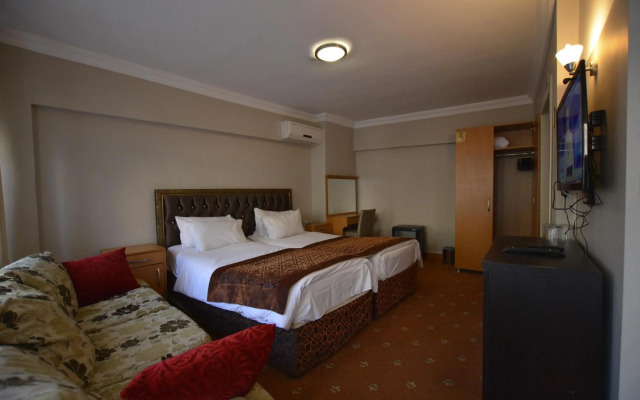 Palace Point Hotel