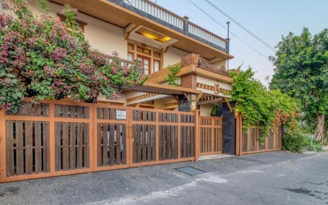 RedDoorz Plus near Lempuyangan Station 4