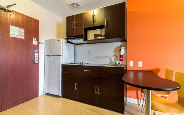 Motel 6 Kingston, ON