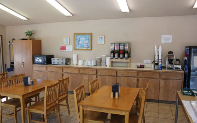 Oak Hill Inn & Suites