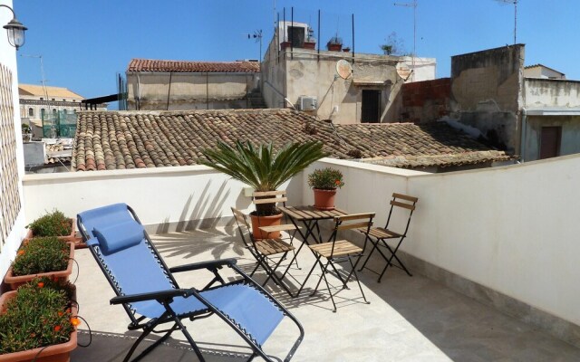 Studio in Siracusa, with Wonderful City View, Furnished Terrace And Wifi - 200 M From the Beach