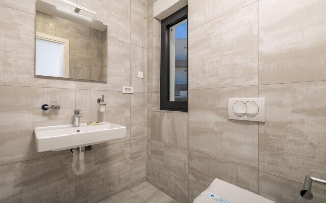 Beautiful Apartment in Malinska With Jacuzzi, Wifi and 3 Bedrooms