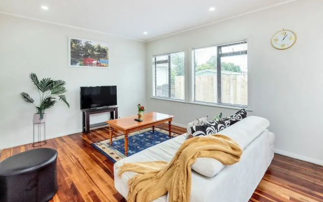 Kiwi Holiday Home near Airport