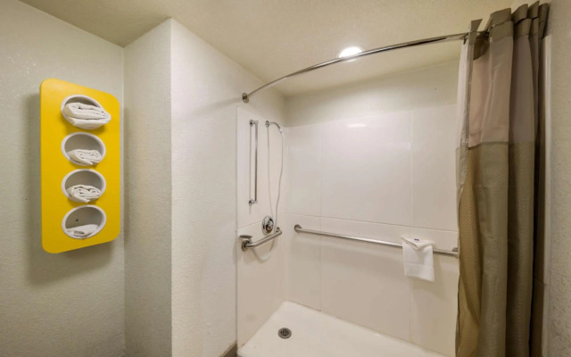 Motel 6 Dallas, TX - Farmers Branch