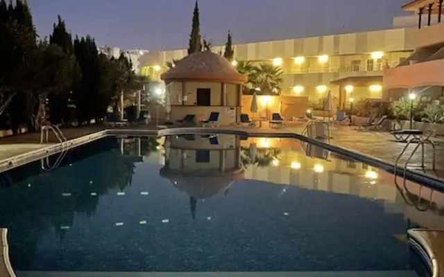Townhouse With Pool 5 Minute Walk to Beach