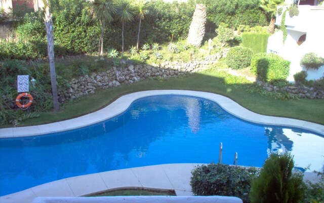 Apartment With In Estepona With Pool Access And Furnished