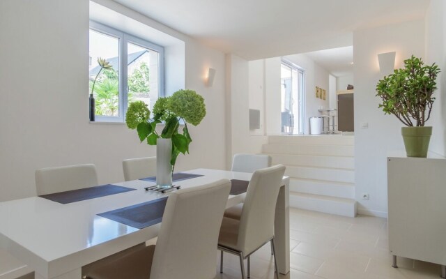 Luxury Holiday Home With Lawn in Beaumont-en-véron Near Chinon