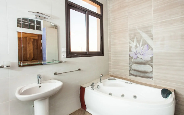 Oceanis Home & Voyages