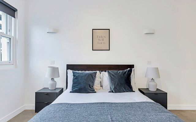 Sunny 2-bed Flat in Chiswick