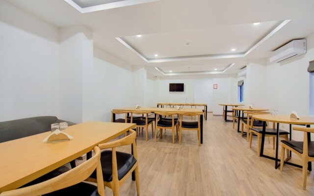 OYO Townhouse 165 Netaji Road