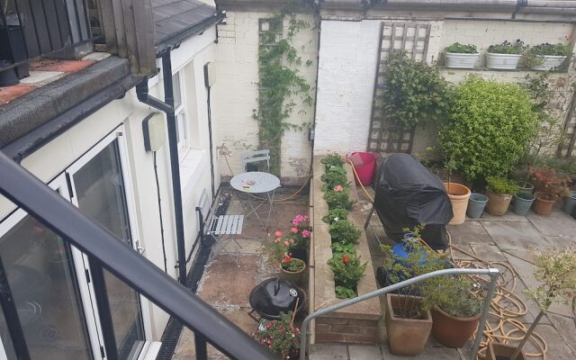 Lovely Large Garden Flat