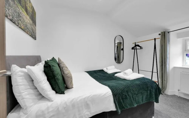 Newly Refurbished 2 Bed Hse Town Centre