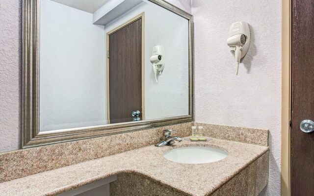 Red Roof Inn Suffolk