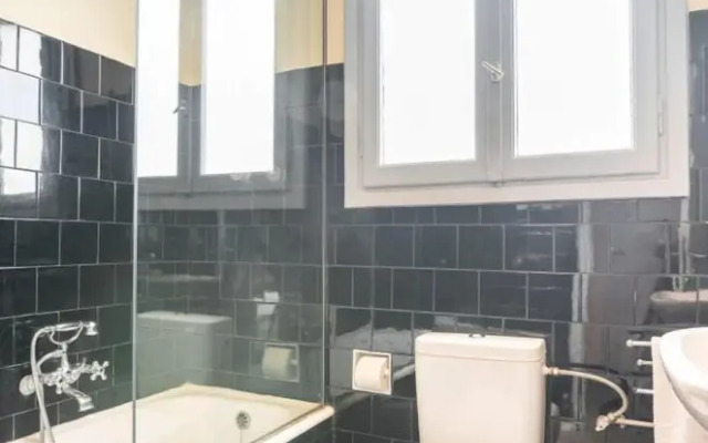 Neoclassical Athenian 2-bed Apt Balcony