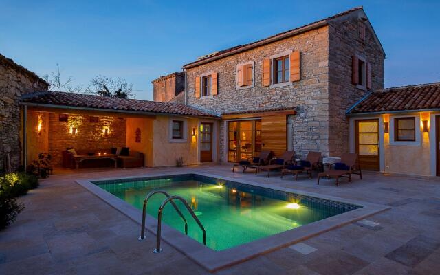 Beautiful Villa Consisting of two Houses With Private Pool, Near Pula and Beach