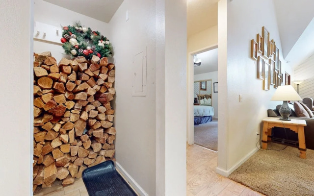 Aspen Creek 311 Walk to Eagle Lodge, Log Burning Fireplace, Great Complex Amenities by RedAwning