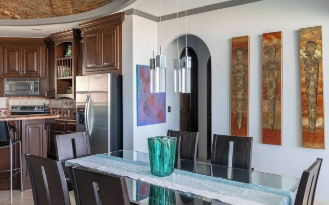 Luxury Beachfront Condo on Sandy Beach