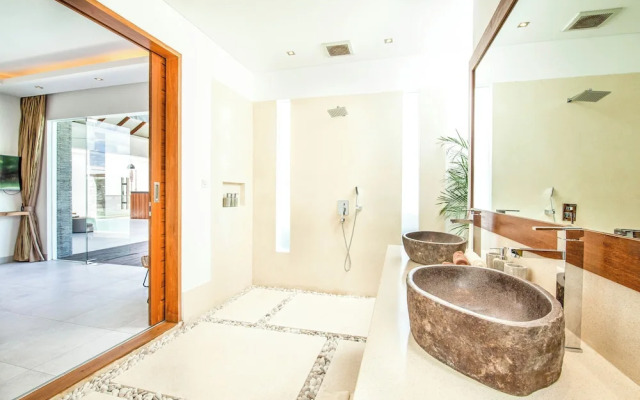 Modern 4 BR Villa 400m to the Beach in Canggu