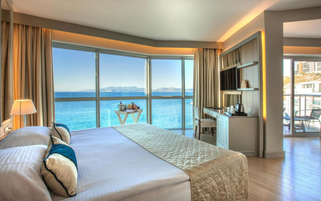Charisma De Luxe Hotel