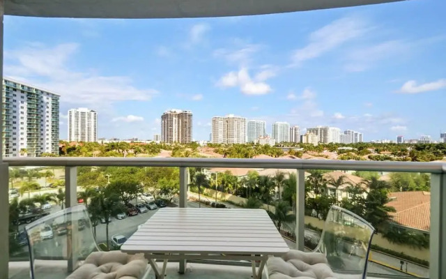 1 Bedroom +den Bay View Or620