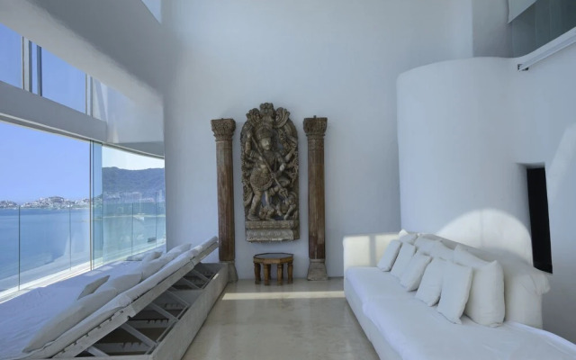 Luxurious Oceanfront Penthouse with Private Pool