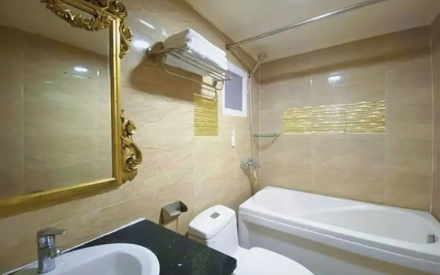 Crowne Meow Bui Vien Hotel 2