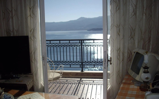 Anna in front of the sea Apartment