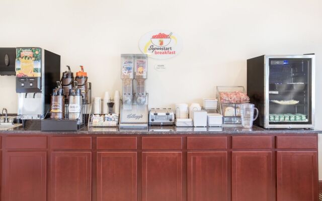 Super 8 by Wyndham Cedar Falls IA - University