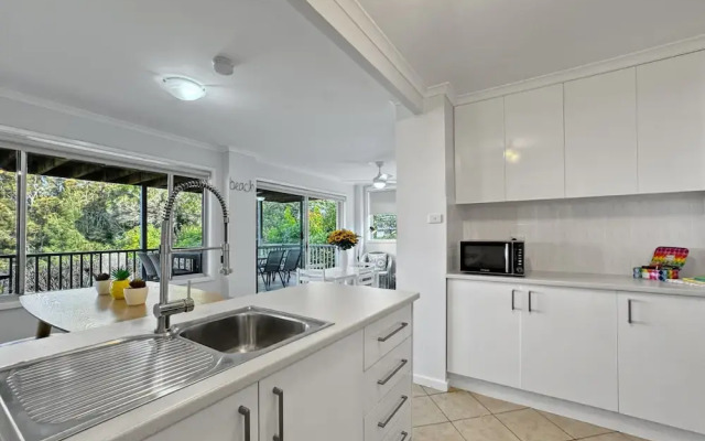 Oceanfront 4-bed Haven With BBQ & Alfresco Dining