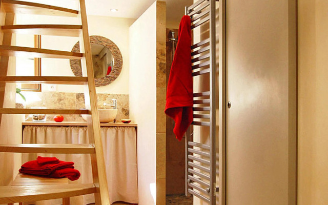 Lovely Stone House Withe Private Terrace, Le Pègue