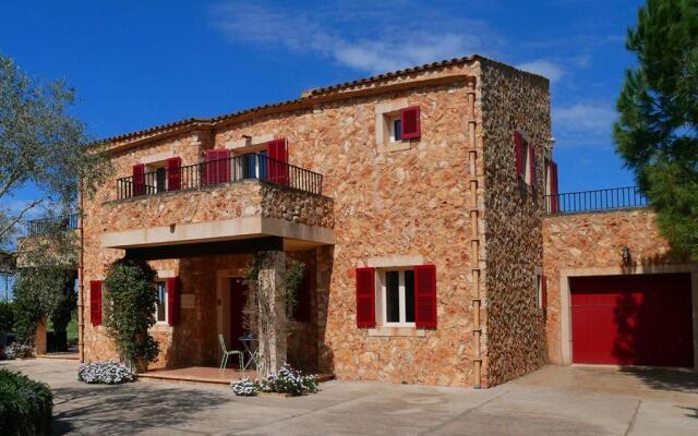 Lovely 4-Bed House close to Campos and beaches