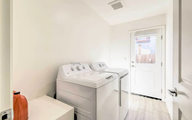 Sunny Oakland Retreat w/ Patio & Cute Garden!