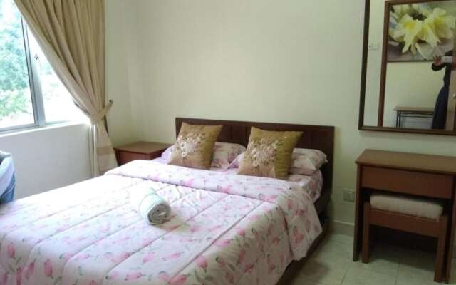 OYO HOME 90301 Suria Service Apartments @ Bukit Merak Laketown Resort