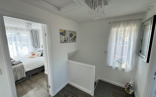 Modern 3-bed Hideaway Near Westgate With Parking