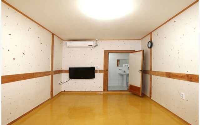 Jeonju Buyongheon Hanok Stay