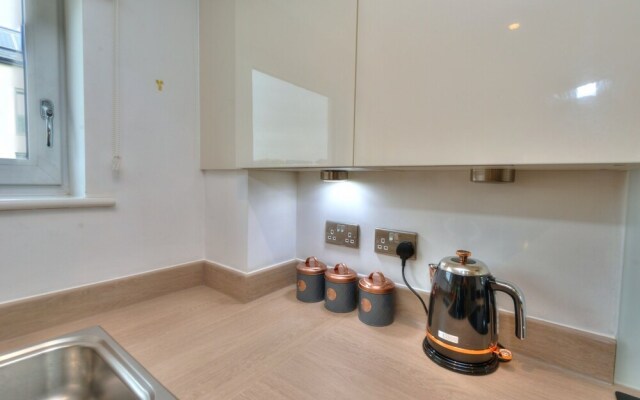 Executive Oakgrove Apartment