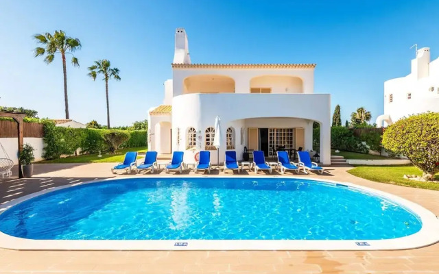 Villa Baltin With 4 Bedrooms and 3 Bathrooms