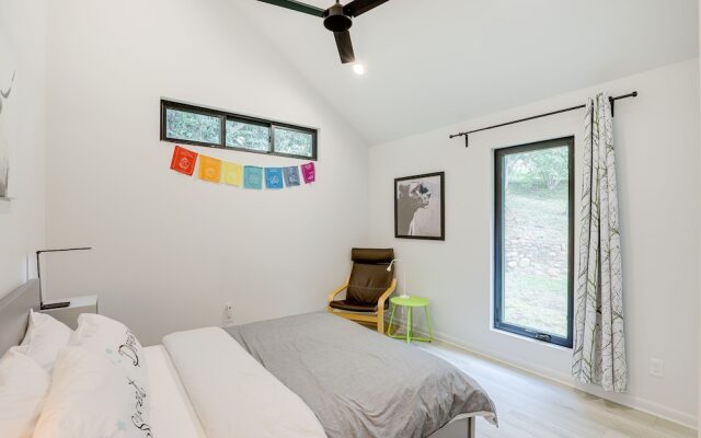 Brevard Retreat: Fireplace, Deck & Screened Porch!