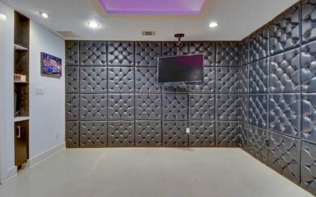 Ultimate Escape w/ Basketball Court by Domio