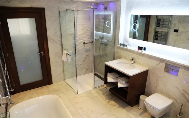 The Valley Hotel & Carriage Gardens