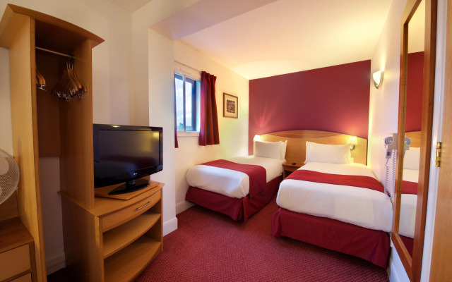 Waterloo Hub Hotel & Suites