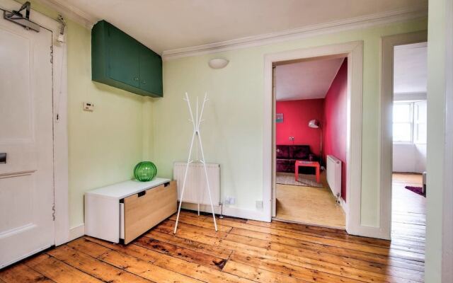 Top Floor 3BR Apt Near Edinburgh Castle