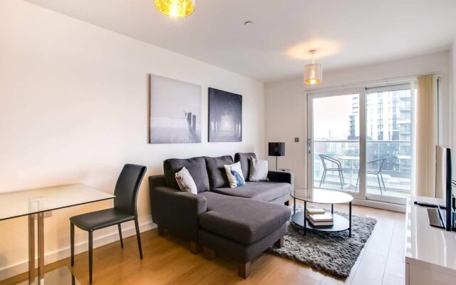 2 Bdr Apartment With Balcony By The Thames
