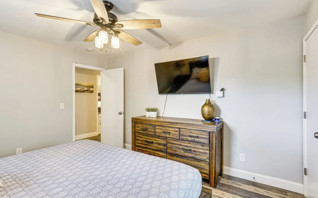 Waterfront Yard, Dock + Game Room: Linn Creek Home