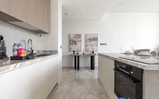 Modern 1BR Apartment with Burj Khalifa View