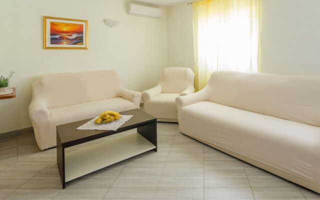 Holiday Villa Perna with Swimming Pool