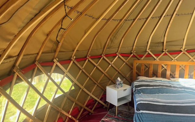 Yurt Retreat - Overlooking the River Blackwater