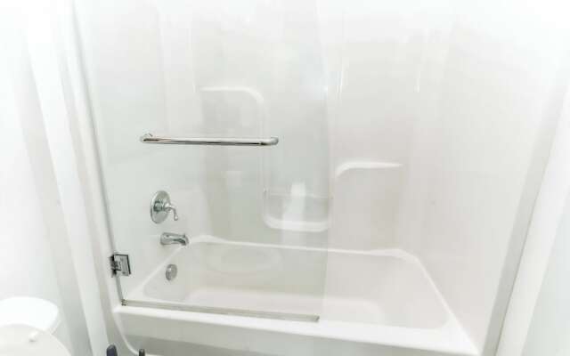 Modern Loft Near West End!