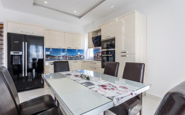 Beautiful Home in Stobrec With Jacuzzi, Wifi and 8 Bedrooms
