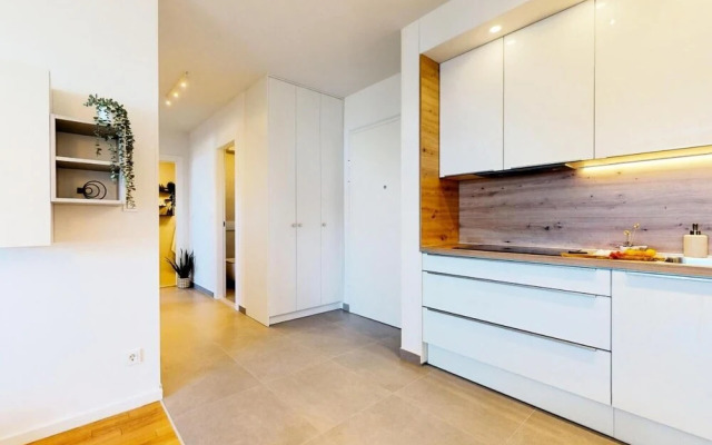 Mika's 2-Bedroom Seaview Flat & Parking